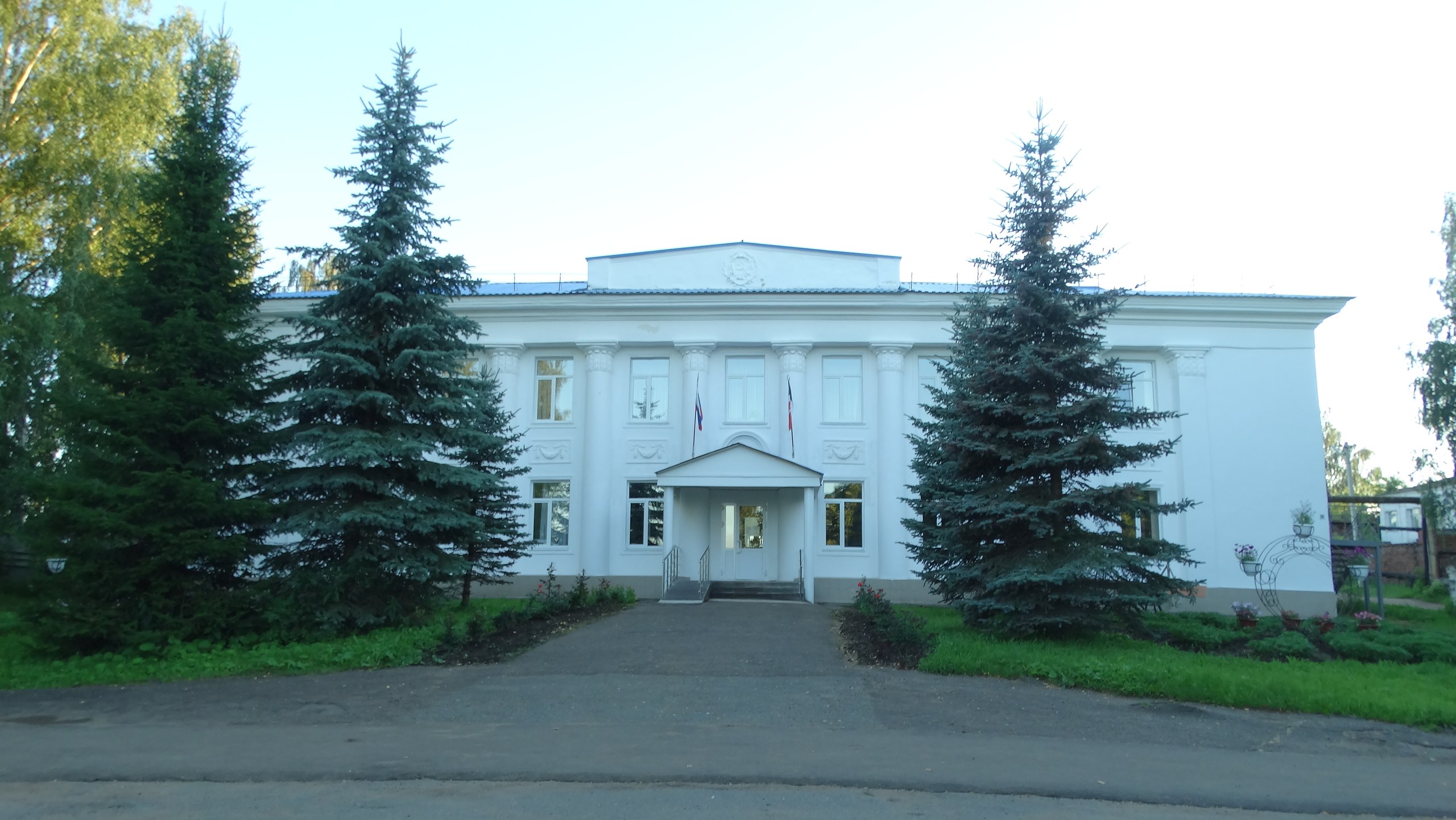 Здание Администрации Ярского района.